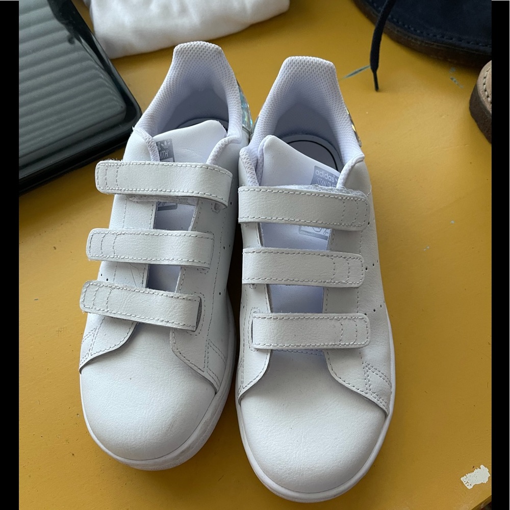 Girls sneakers